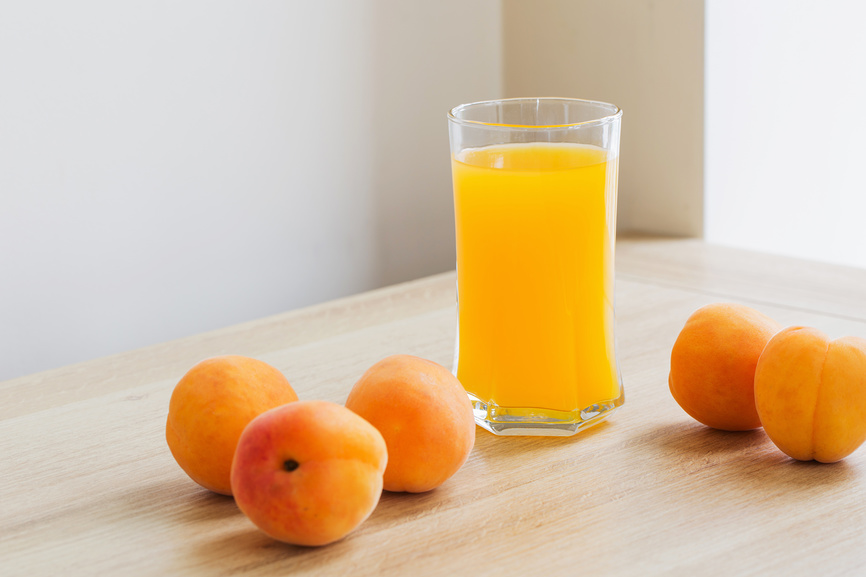 Чем полезен абрикосовый сок и как его производят
